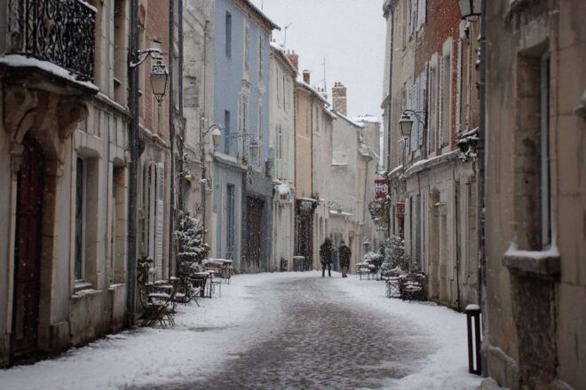 Trottoirs enneigés dans une ville française pittoresque