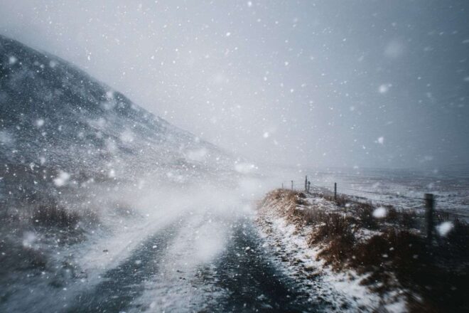 Vent Hurlant à Travers un Paysage Désolé