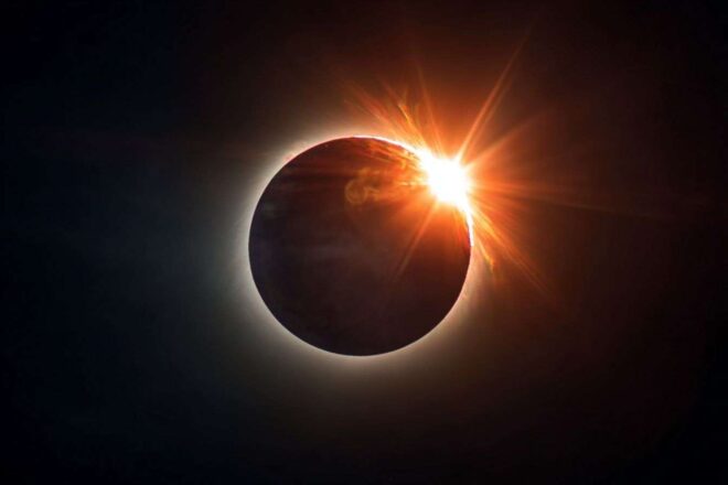 Vue dramatique d une éclipse solaire