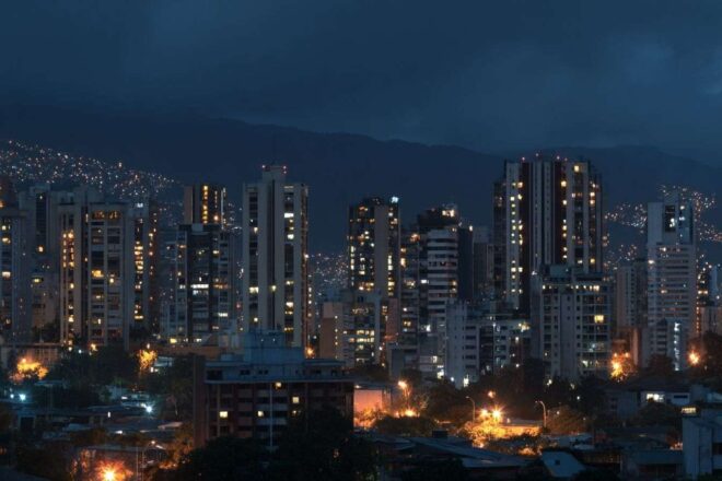 Vue nocturne de Caracas illuminée par les lumières urbaines
