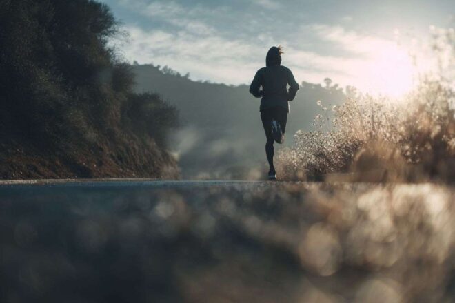 Coureur le long d un chemin pittoresque