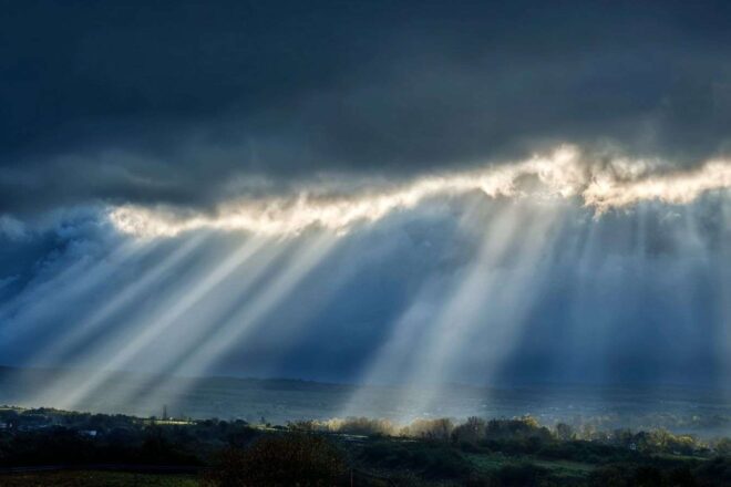 Doux rayons de soleil à travers les nuages