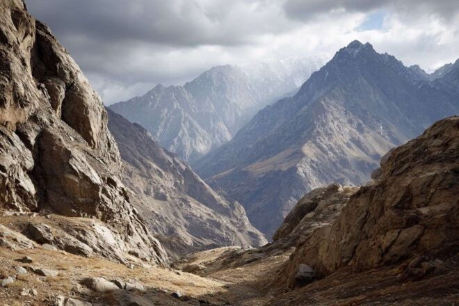 Vue panoramique sur un paysage accidenté