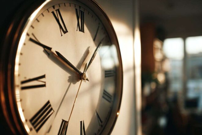 Aiguilles d horloge avançant dans une pièce lumineuse