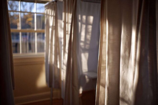 Cabine de vote vide avec rideaux de confidentialité