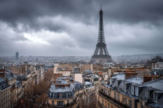 Ciel nuageux au dessus de la tour eiffel