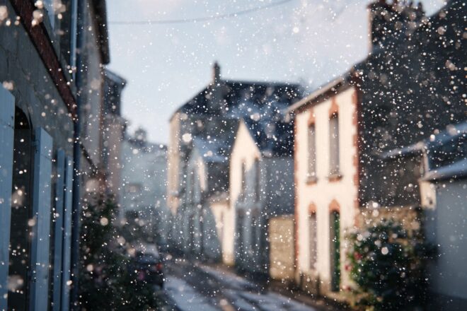 Douce chute de neige sur un village français pittoresque