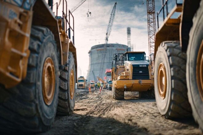Équipement de construction près de la fondation d un nouveau réacteur