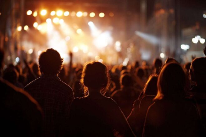 Foule vibrante en concert