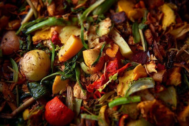 Gros plan de bac à compost bokashi