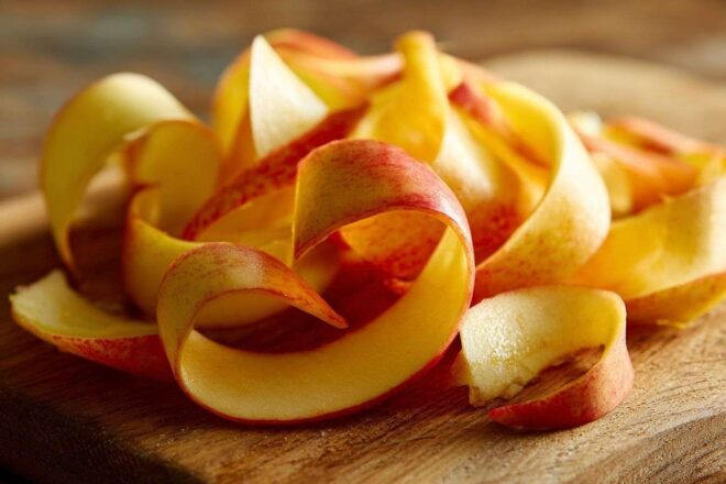 Gros plan sur des épluchures de pomme vives