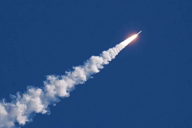 Missile dans le ciel