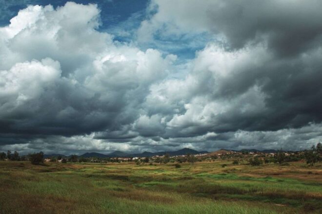 Nuages sombres surplombant un paysage serein
