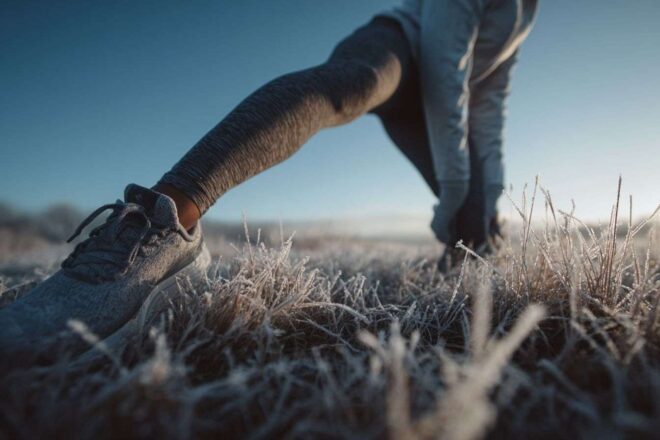 Runner s étirant dans l air frais du matin