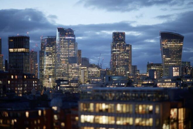 Ville à la tombée de la nuit