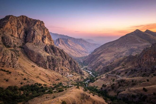 Vue panoramique des montagnes majestueuses au kurdistan irakien