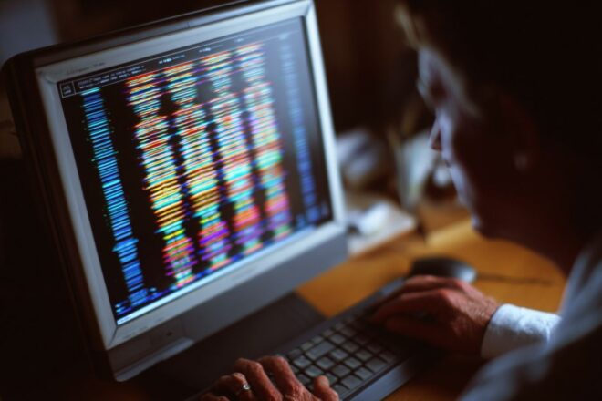 Analyste médico légal examinant les résultats adn