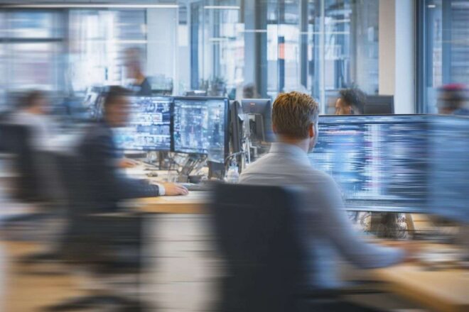 Bureau moderne avec employés utilisant des ordinateurs