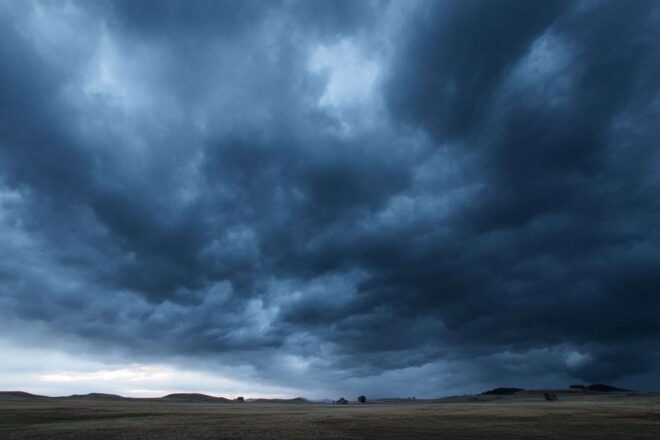 Ciel couvert avec nuages menaçants