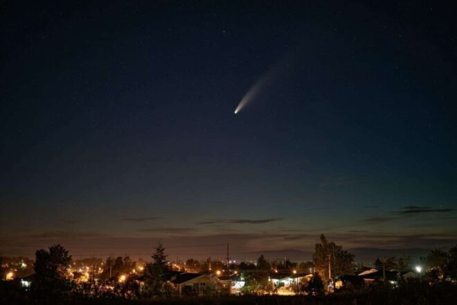 Comète lointaine illuminant le ciel nocturne