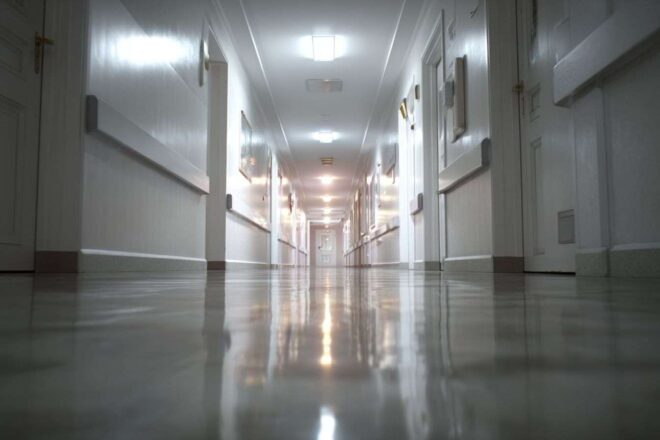 Corridor lumineux dans un hôpital avec murs blancs
