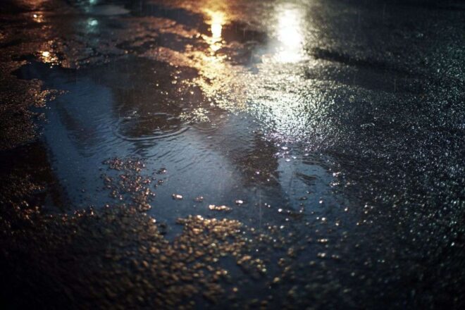Flaques réfléchissant le ciel assombri