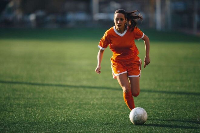 Footballeuse professionnelle en action