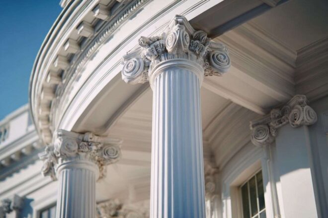 Gros plan des colonnes emblématiques de la maison blanche au soleil