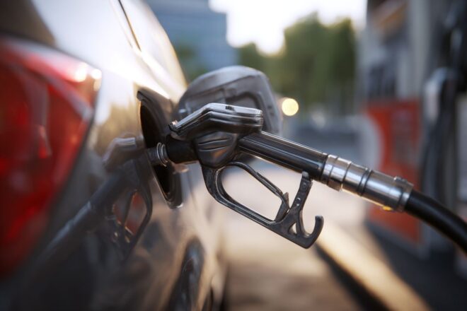 Gros plan d une buse de carburant insérée dans le réservoir d une voiture à une station service