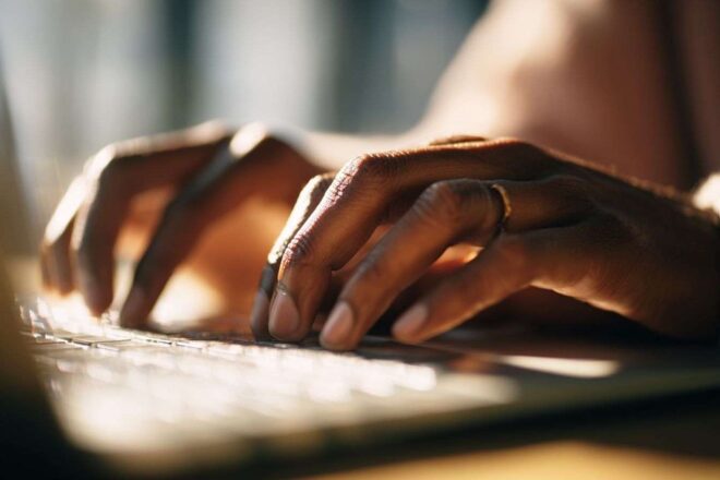Mains tapant sur un clavier
