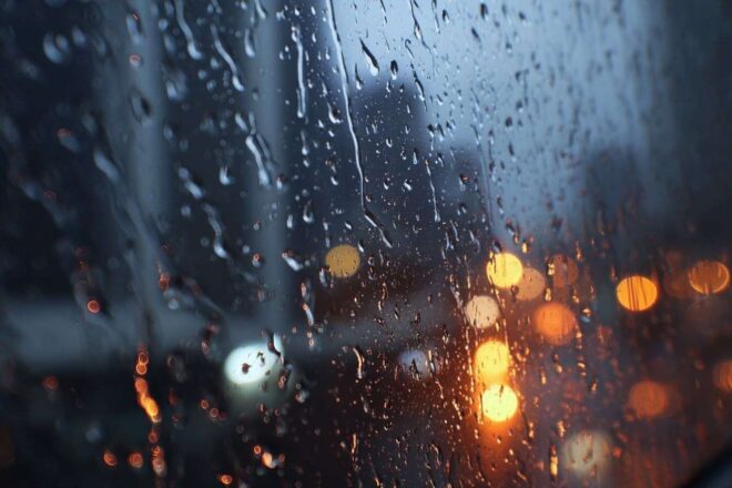 Pluie sur la vitre