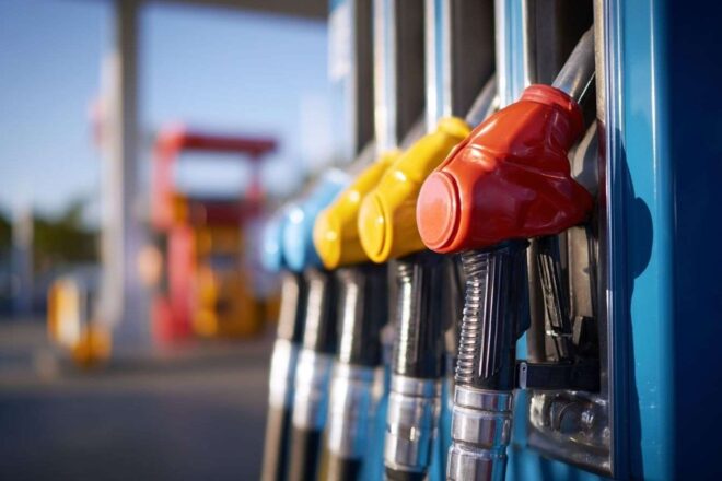 Stations service colorées sous ciel bleu