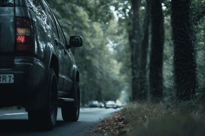 Vue latérale d un véhicule avec plaque d immatriculation française