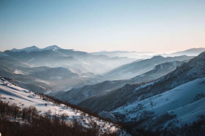 Vue panoramique de collines enneigées