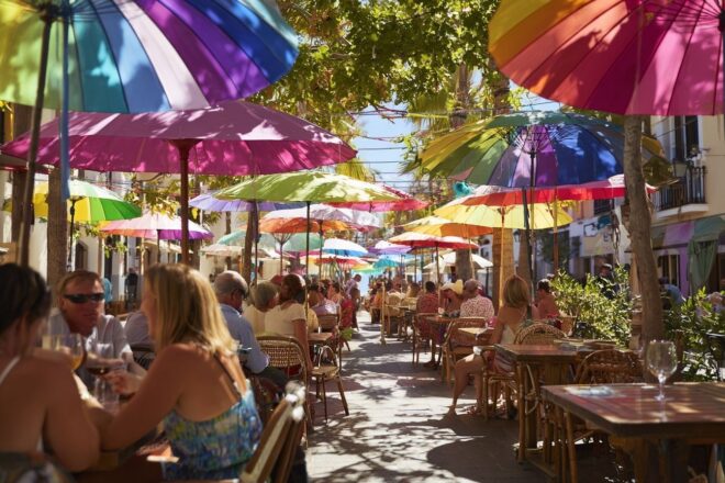 Ambiance festive sur une terrasse espagnole ensoleillée