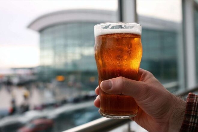 Bière fraîche tenant main gros plan aéroport