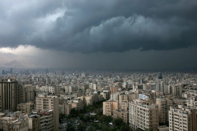 Ciel dramatique au dessus de téhéran