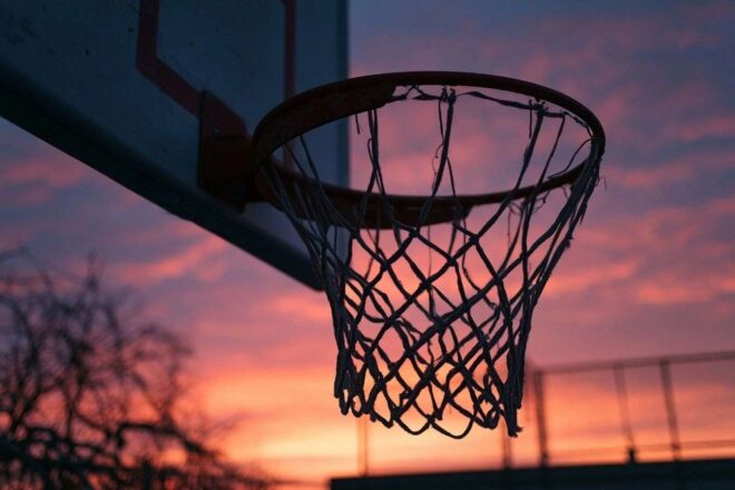 Close up du panier de basket au coucher du soleil