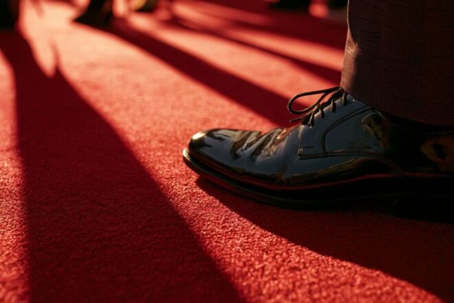 Détail de chaussure vernie sur le tapis rouge