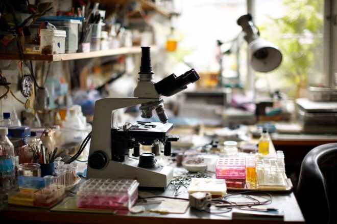 Espace de travail lumineux avec microscope