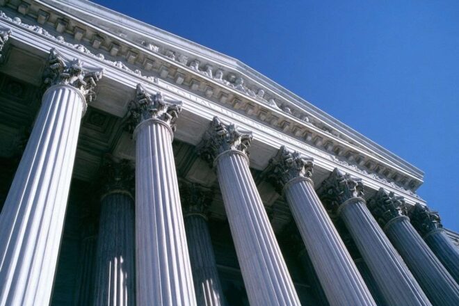 Façade majestueuse du palais de justice