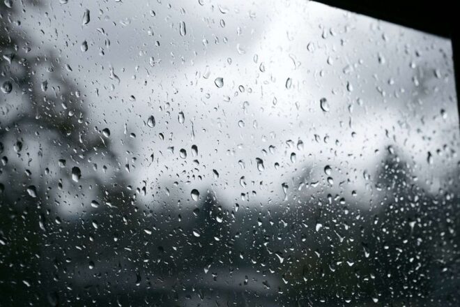 Gouttes de pluie sur une vitre