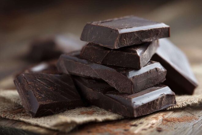 Gros plan de barres de chocolat noir riches