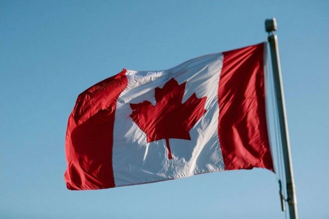 Gros plan du drapeau canadien flottant