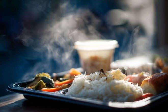 Gros plan d un plateau repas universitaire