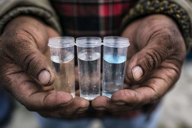 Gros plan sur des mains tenant des échantillons d eau