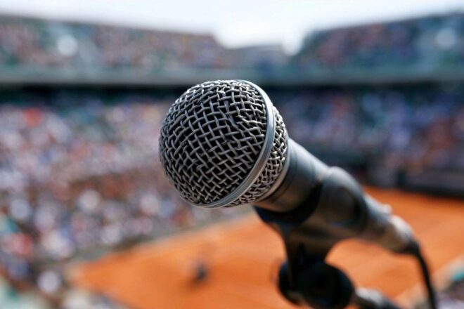 Microphone en gros plan à roland garros