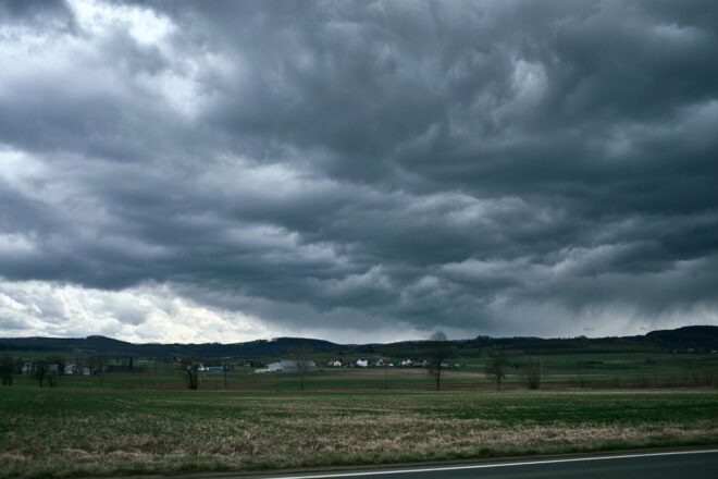 Nuages sombres se rassemblant