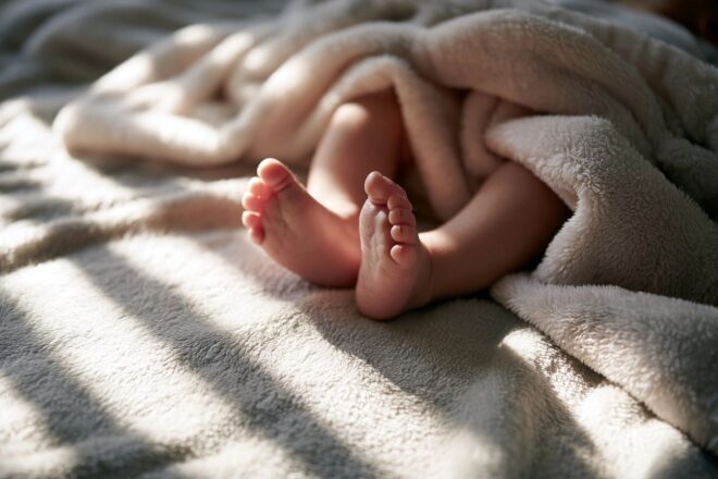 Petits pieds de bébé sur une couverture douce