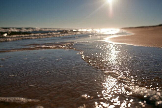 Plage déserte avec sable scintillant